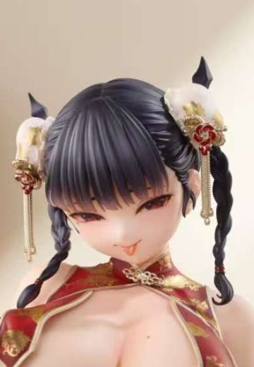 穿上龙旗袍的姐姐的朋友