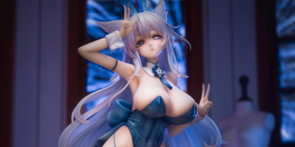 夜色在窗外炸开蓝色的烟花，而她在房间里假装有一个舞台