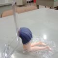 蓝色条纹手机少女