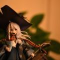 神情呆滞的屑魔女