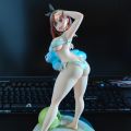 莱莎白色泳装，手机渣拍