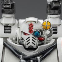 圣血天使 配备重型爆矢手枪，链锯剑和医疗仪的圣血祭司