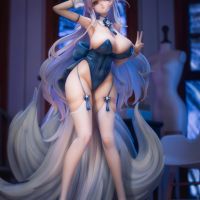 夜色在窗外炸开蓝色的烟花，而她在房间里假装有一个舞台