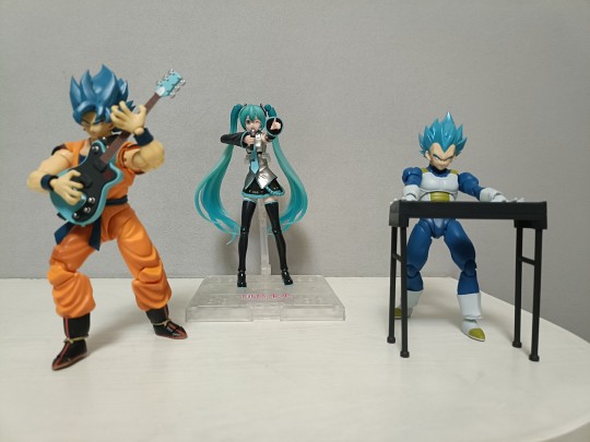 初音未来与她的乐队和贝斯手
