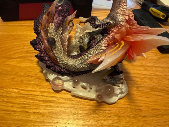 这个底座翘的有点离谱了