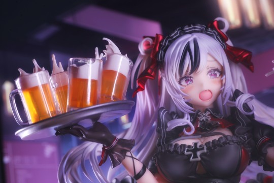 久等了！指挥官和姐妹们点的大杯铁血啤…哇哇哇？！