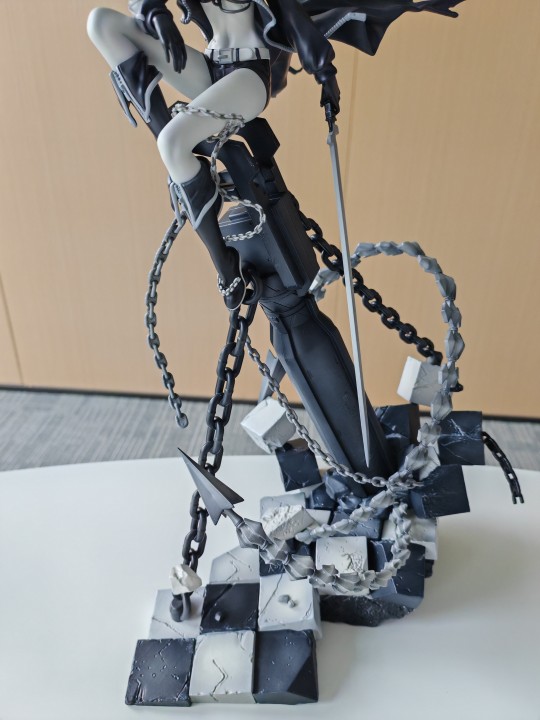 好大的墨染色黑岩