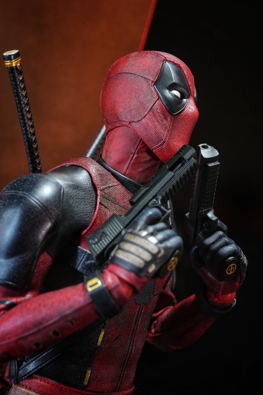 hottoys 《死侍与金刚狼》死侍 战斗版