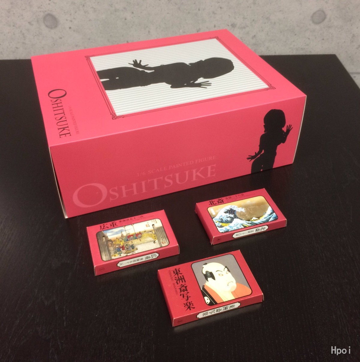 胸贴玻璃的女孩子