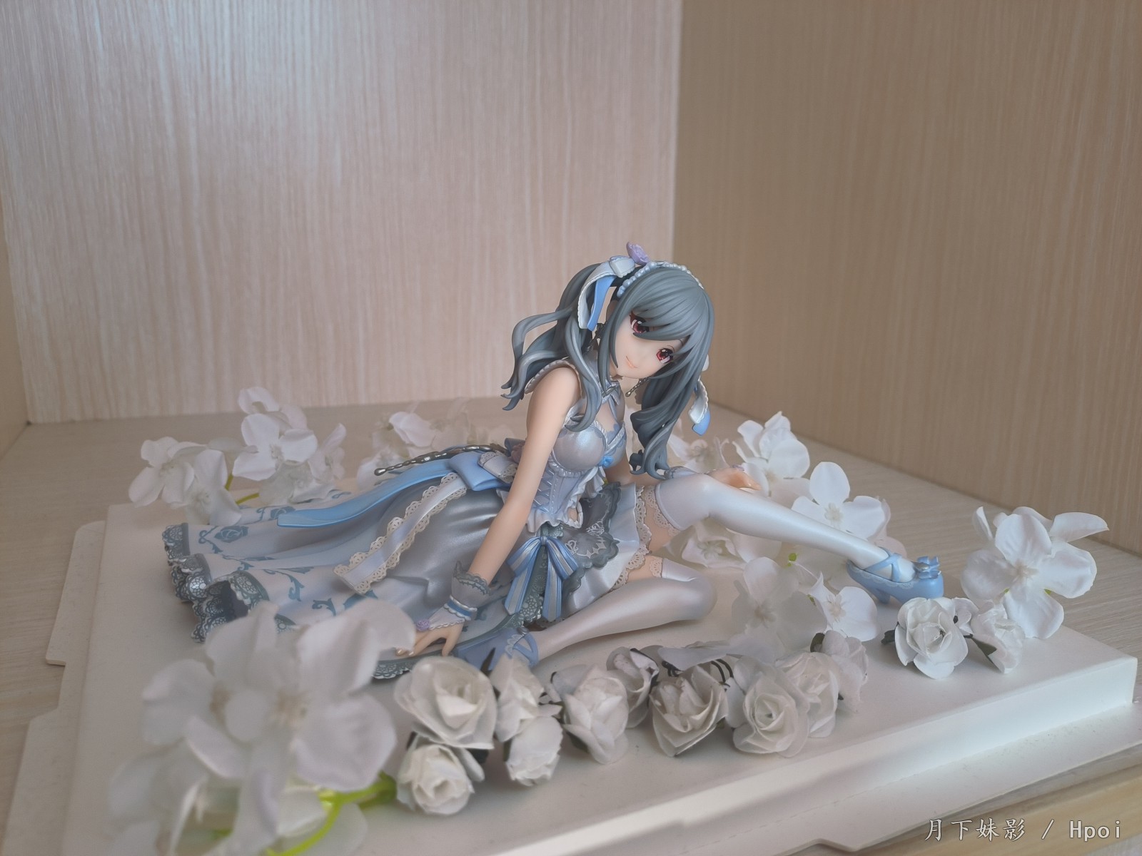 整体评价还行。全身服饰部位均有珠光漆