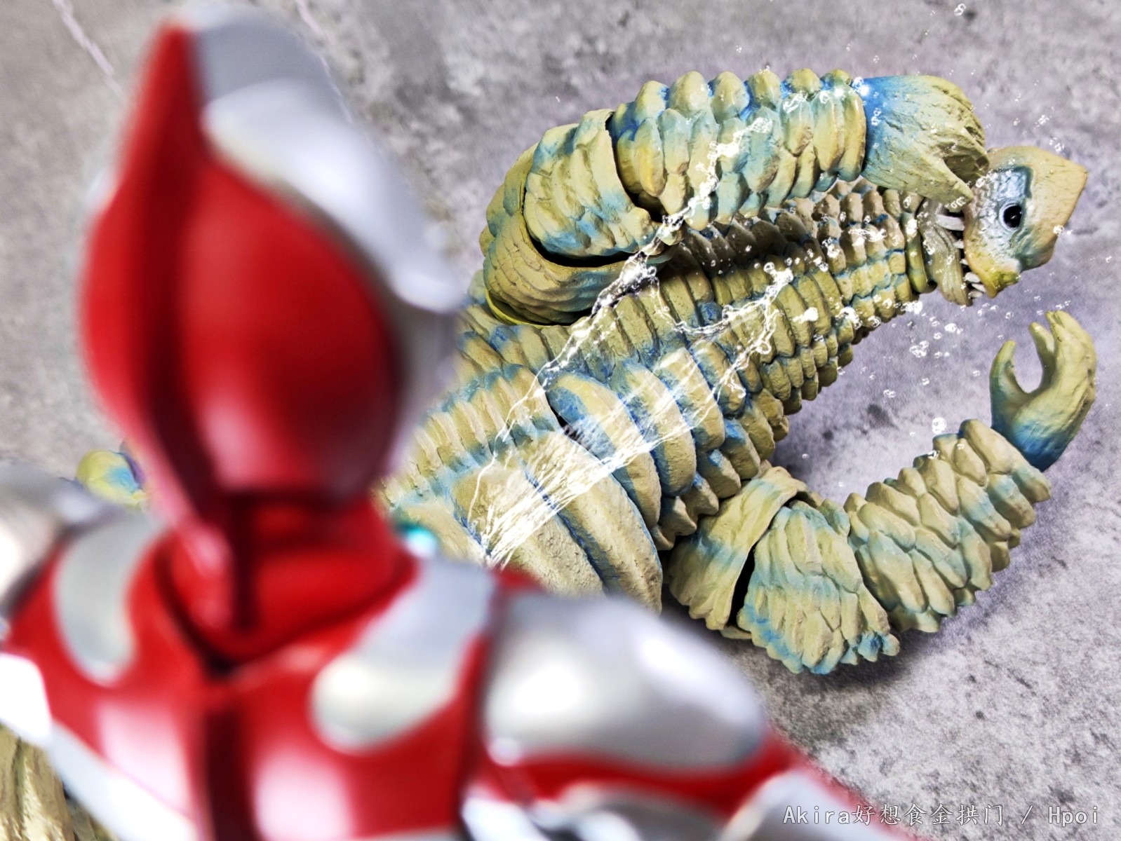 曼尼桑只是在用神奇的奥特喷雾浇灌玉米