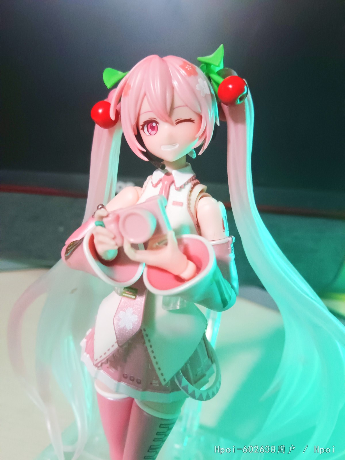牢布的初音做的确实好，脸比公式服的优化不少