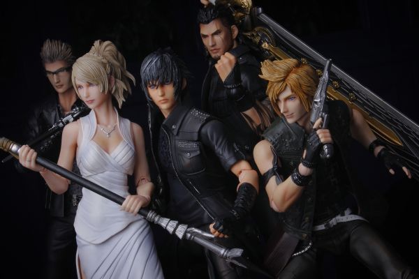 PlayArts改 最终幻想XV 露娜弗蕾娜·诺克斯·芙尔雷