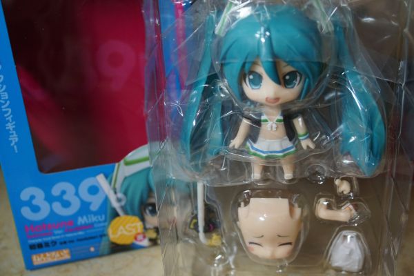 粘土人 #339b 初音未来 泳装Ver. 全家便利店 颜色