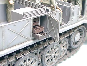 35239 1/35 德国 18吨 重型半履带开车 FAMO