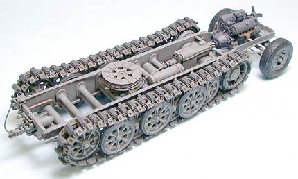 35239 1/35 德国 18吨 重型半履带开车 FAMO