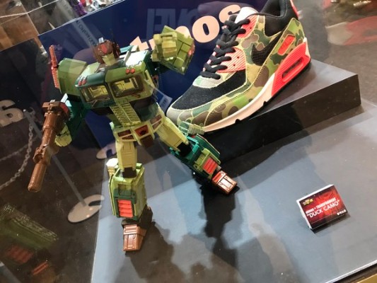 变形金刚MP系列 变形金刚 擎天柱 “Duck Camo”