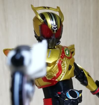 S.H.Figuarts 假面骑士驰骑 黄金驰骑