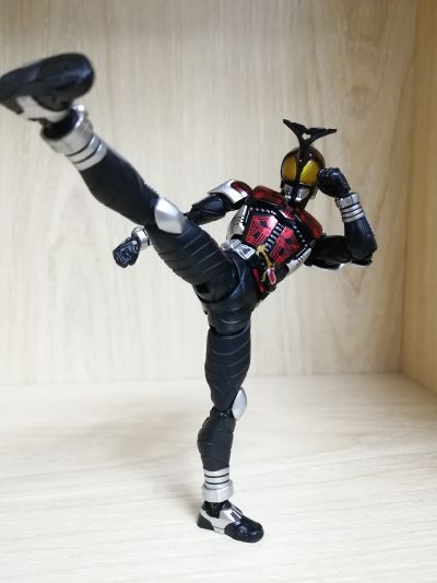 S.H.Figuarts（真骨雕制法） 假面骑士甲斗王 假面骑士暗黑甲斗王