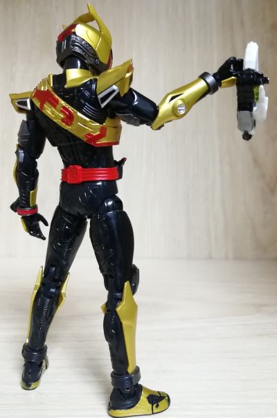 S.H.Figuarts 假面骑士驰骑 黄金驰骑