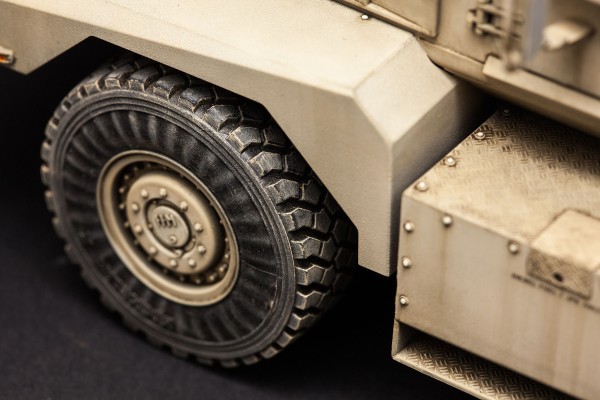 1/35 美国“美洲狮”6×6防地雷反伏击车