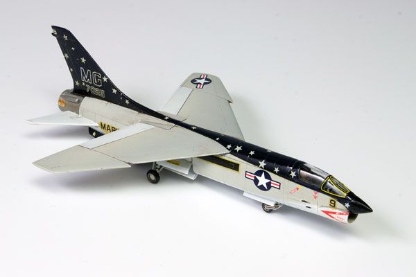 1/144 F-8K/C 十字军‘地狱天使 / NASA’(2机套装) 