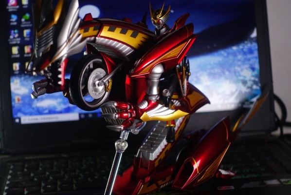 S.H.Figuarts  假面骑士龙骑生存形态