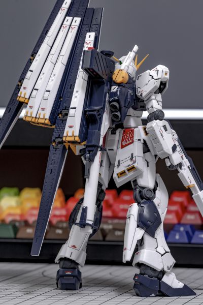 RG 机动战士高达：逆袭的夏亚 RX-93 Nu高达［钛金质感］