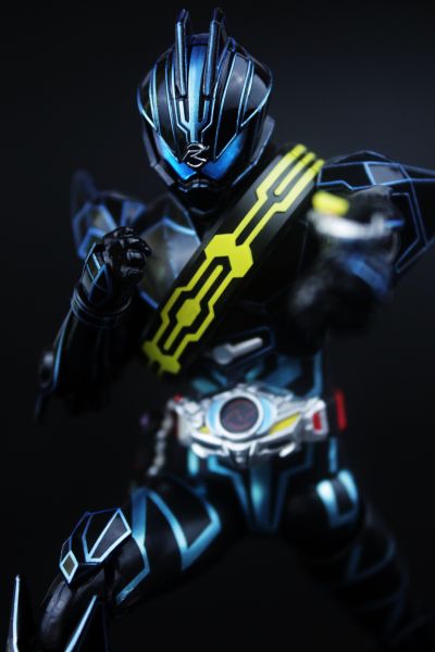 S.H.Figuarts  剧场版 假面骑士驰骑: SURPRISE FUTURE  假面骑士驰骑 特殊型号
