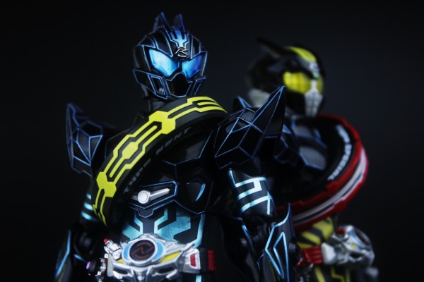 S.H.Figuarts  剧场版 假面骑士驰骑: SURPRISE FUTURE  假面骑士驰骑 特殊型号