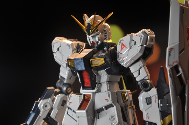 RG 机动战士高达：逆袭的夏亚 RX-93 Nu高达［钛金质感］