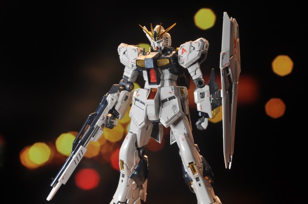 RG 机动战士高达：逆袭的夏亚 RX-93 Nu高达［钛金质感］