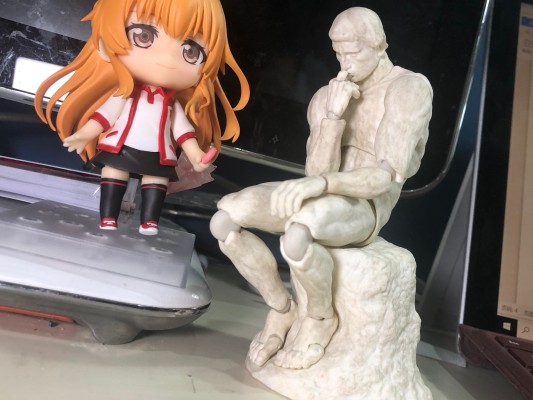 figma#SP-056b 桌上美术馆 思考者 石膏ver.