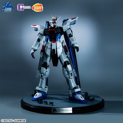 1/24  机动战士高达SEED ZGMF-X10A  实物大自由高达立像微缩雕像