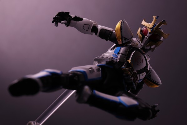 S.H.Figuarts（真骨雕制法） 假面骑士战骑 保全模式/爆发模式 (红音也)