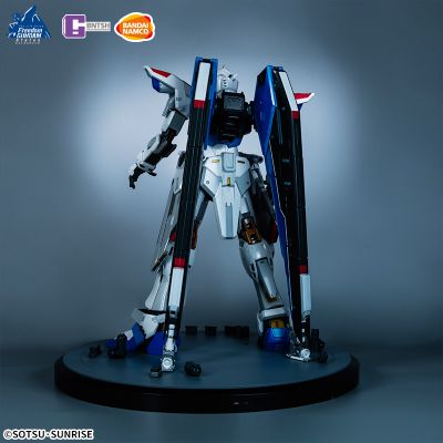 1/24  机动战士高达SEED ZGMF-X10A  实物大自由高达立像微缩雕像