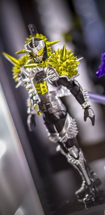 S.H.Figuarts 舞台剧『假面骑士斩月』-铠武外传- 假面骑士原型赞美/布拉弗 榴莲武装