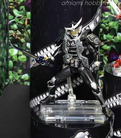 S.H.Figuarts  剧场版 假面骑士铠武：足球大决战！黄金果实争夺杯！ 假面骑士铠武·暗 黑阵羽武装