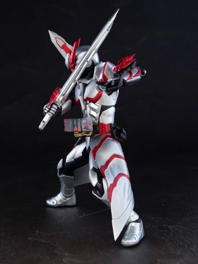 S.H.Figuarts  假面骑士圣刃 假面骑士圣刃 龙骑士