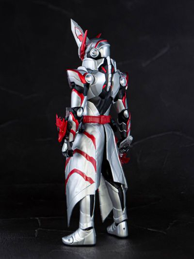 S.H.Figuarts  假面骑士圣刃 假面骑士圣刃 龙骑士