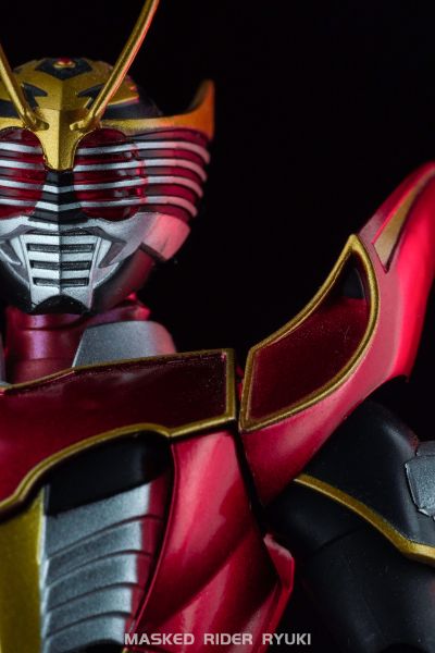 S.H.Figuarts  假面骑士龙骑生存形态