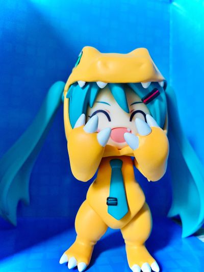 粘土人#1439  初音未来 数码宝贝20周年 亚古兽布偶装