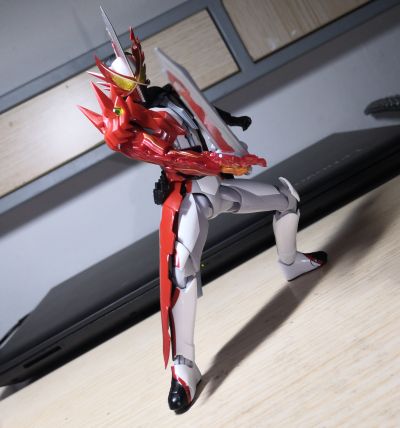 S.H.Figuarts 假面骑士圣刃 勇气之龙