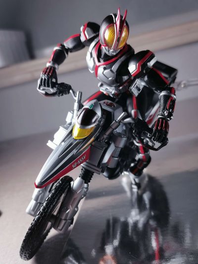 S.H.Figuarts  机动摩托人与假面骑士555套装