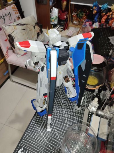 1/24  机动战士高达SEED ZGMF-X10A  实物大自由高达立像微缩雕像