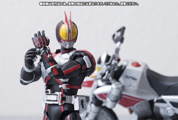 S.H.Figuarts 假面骑士555 假面骑士555 与 机动摩托人 套装