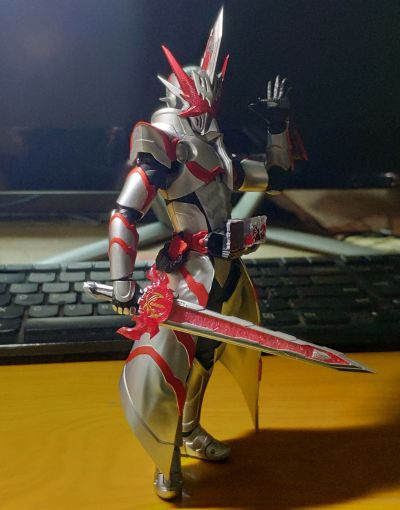 S.H.Figuarts   假面骑士圣刃 龙骑士