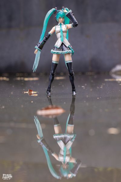 PlayArts改 DESIGNED BY TETSUYA NOMURA 初音未来