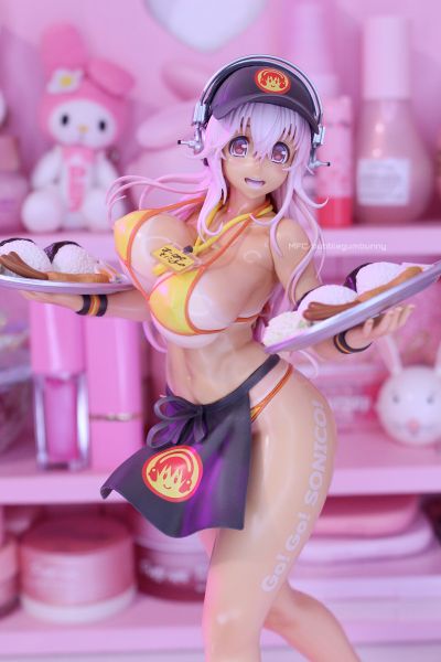 超级索尼子   比基尼服务员