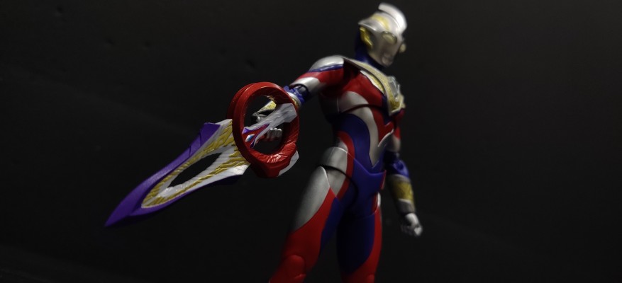 S.H.Figuarts 特利迦奥特曼 黑暗特利迦